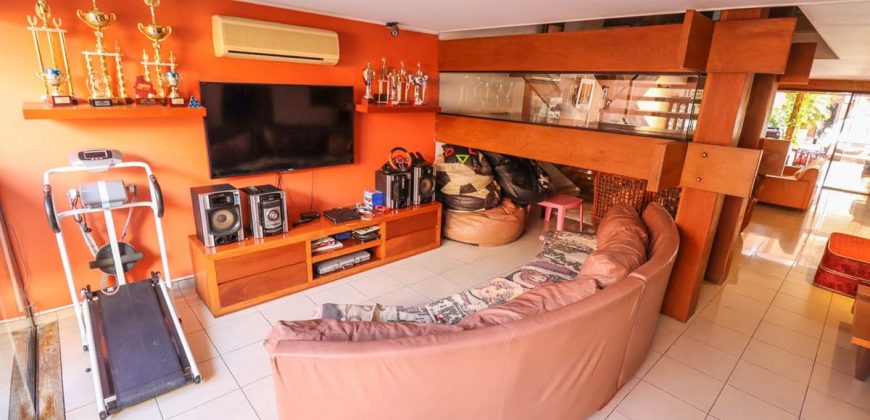 AMPLIA CASA CON TIENDAS COMERCIALES EN VENTA