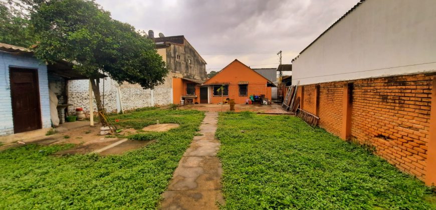 CASA CON TIENDAS SOBRE AVENIDA